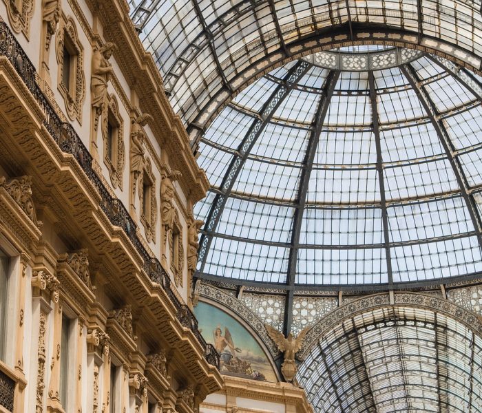 milano italy 米兰大教堂广场壮观全景，阳光照耀下哥特式尖塔林立，广场上游客往来穿梭，蓝天白云映衬下画面震撼而明亮